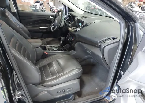 2017 Ford Escape Titanium z USA, uszkodzony, nr VIN 1FMCU9J90HUB62035